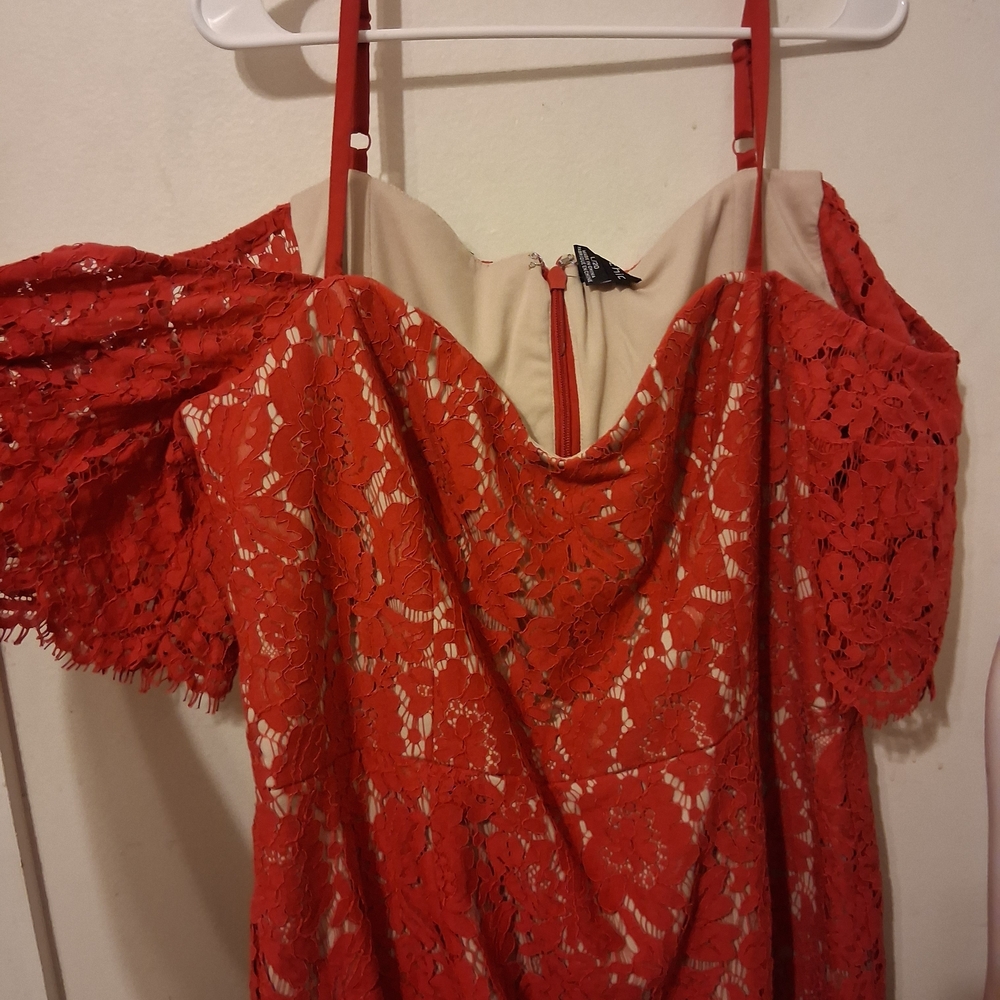 1x Red Lace Off-Shoulder Dress - Picture 4 of 6